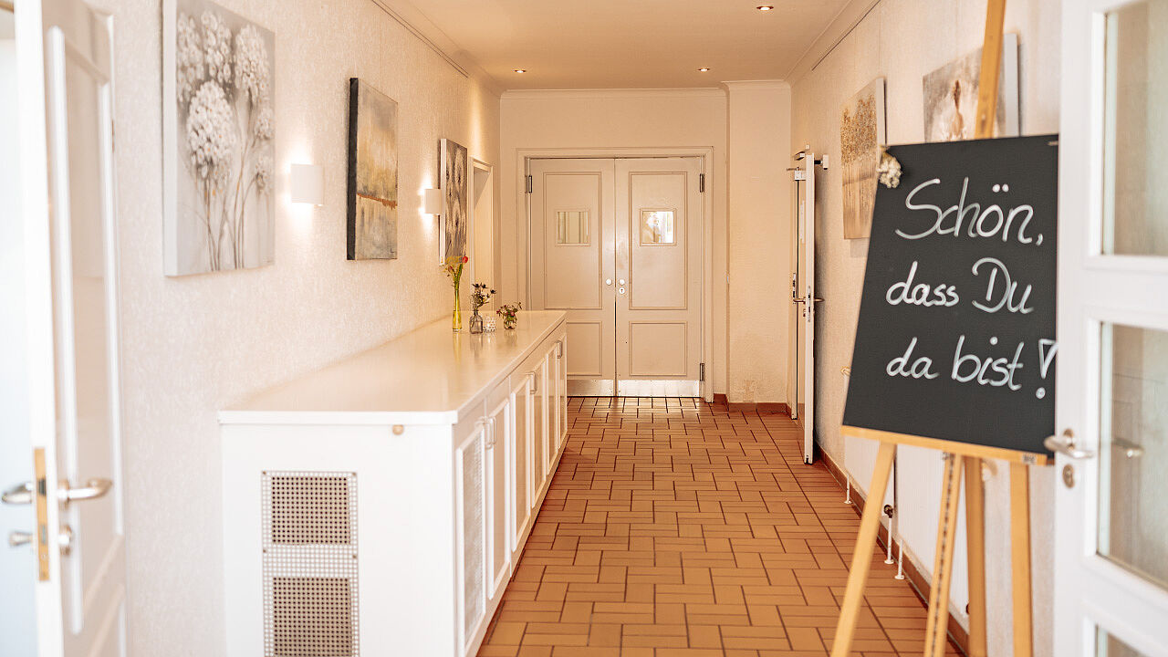 Im Landgasthof - Unter den Linden in Oelixdorf servieren wir deutsche kreative Küche und saisonale Gerichte.
<br>
Unser Haus verfügt über einen Speisesaal und einen großen Veranstaltungsraum mit Platz für bis zu 180 Personen.
<br>
Unsere 3 Gästezimmer sind modern und gemütlich eingerichtet.
<br>
Und im Sommer können Sie in unserem Biergarten unter Schatten spendenden Linden Ihr Bier genießen.