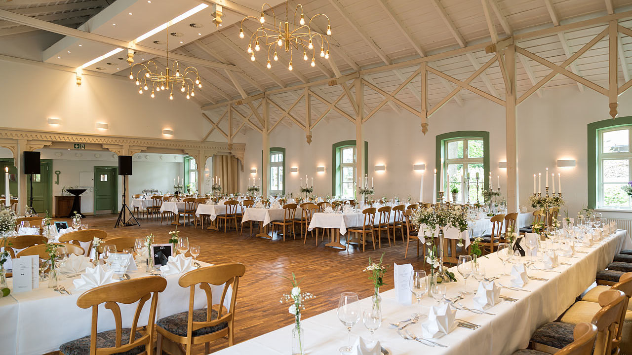 Bei uns im Landgasthof Unter den Linden in Oelixdorf wird Ihre Hochzeitsfeier zu einem unvergesslichen Tag. <br /><br />Unsere Küche verwöhnt Sie und Ihre Gäste kulinarisch vom Feinsten.<br /><br />Unser Saal bietet Platz für bis zu 180 Personen.